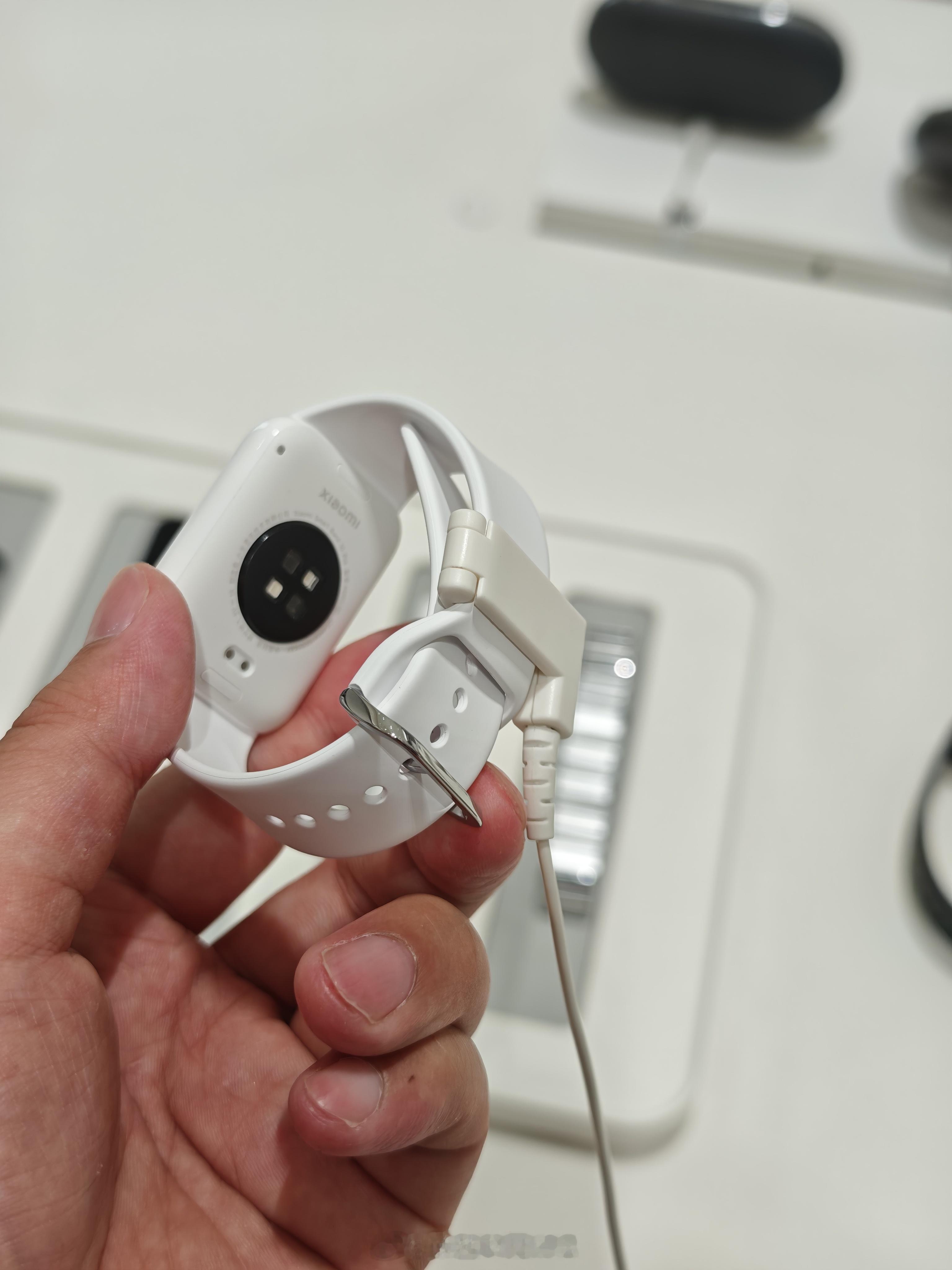 小米手环10Pro 已在小米之家展陈，感兴趣的小伙伴可以去看看。* 随手拍的照片