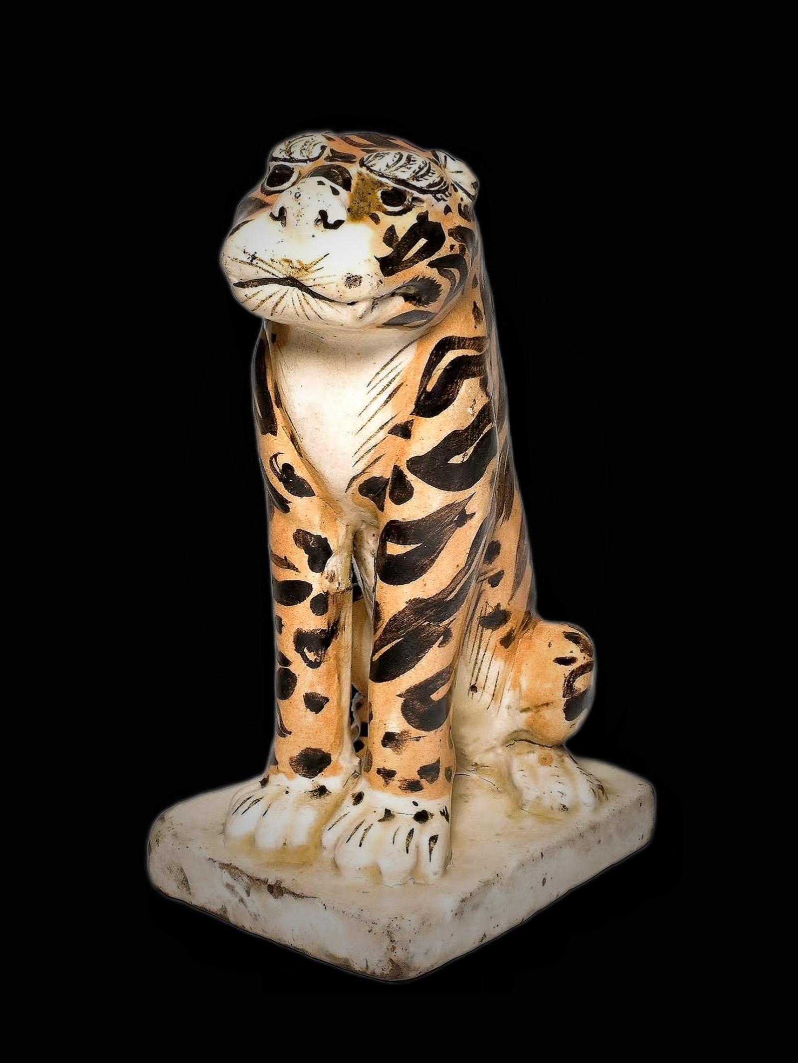 辽代·坐虎镇纸。委屈巴巴的眼神，像极了今晚等娃来电话的我，然而并没有等...