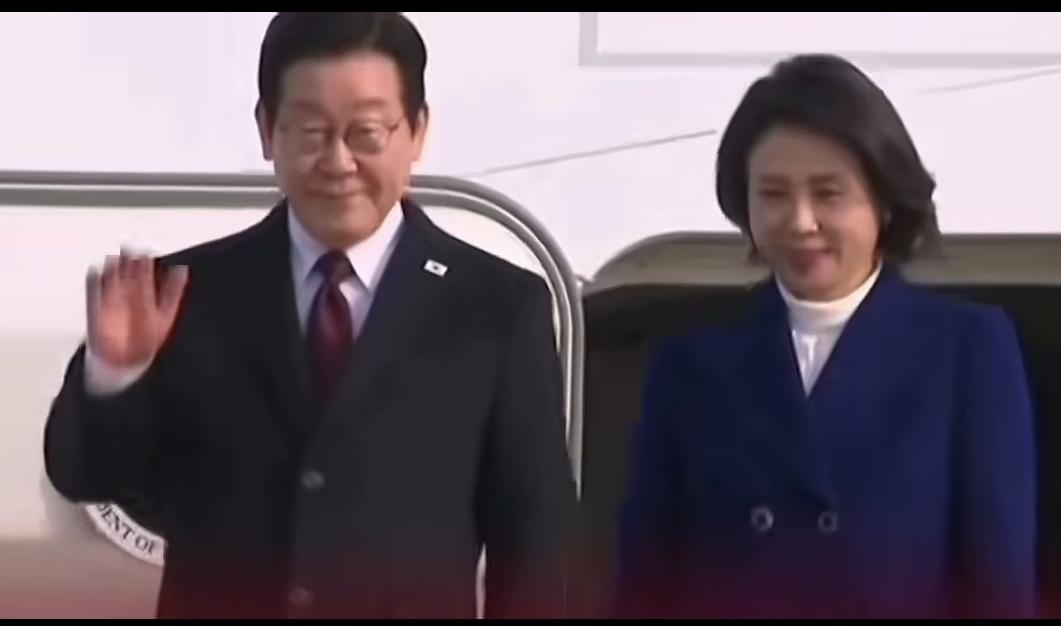 李夫人的气质，绝了！
温婉儒雅，非常有气质，举止也得体，神态非常自然，有亲和力，