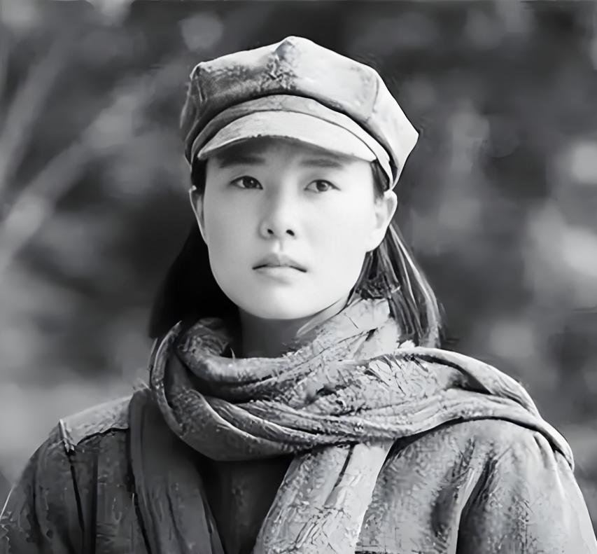 1937年，15岁女红军被敌人抓住，正要被砍头时，一名敌军官走上前捏住她的下巴：