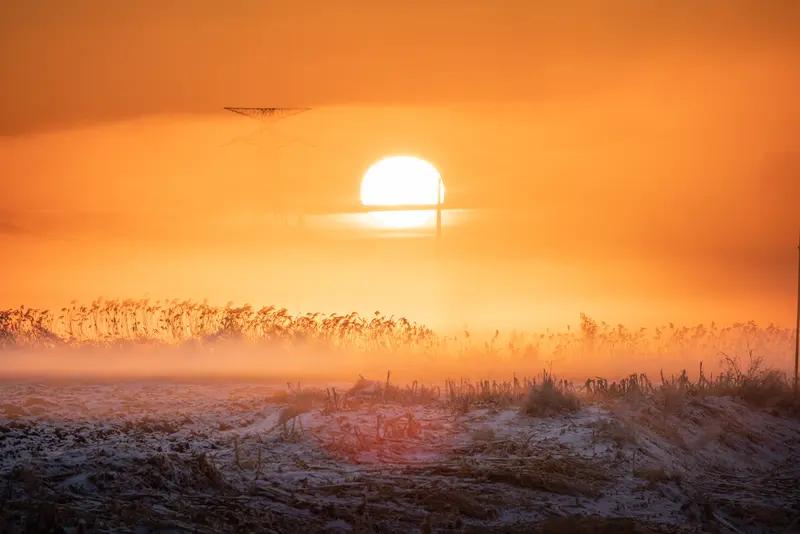 北方天气真就像个“盲盒”，你永远不知道下一秒会抽到啥。就说前几天，早上出门阳光明