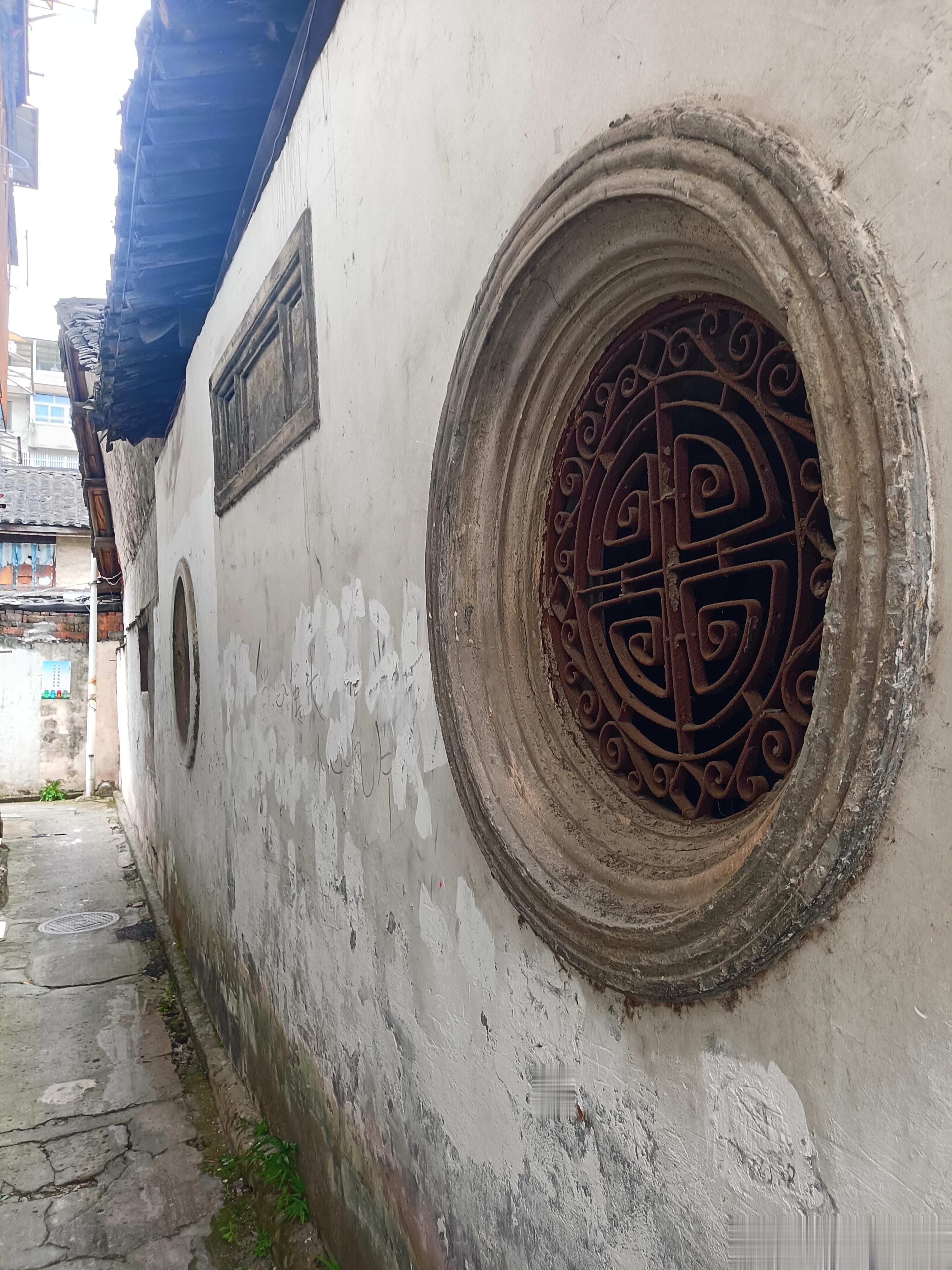 绍兴路边的明式大厅和砖雕台门所在墙壁 ​​​