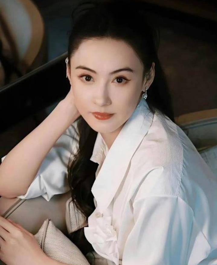 为啥好多人拿大S和张柏芝比呢？这俩女星风格差异挺大。大S是那种精致的台湾名媛风，