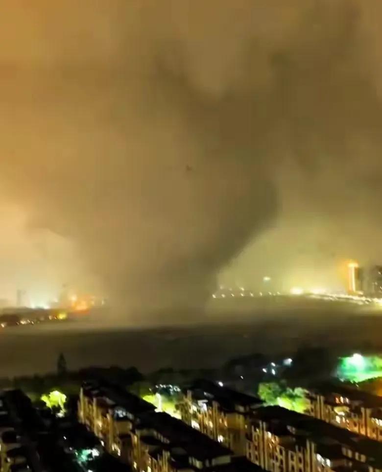 台风“美莎克”到了湖北又发威，激发出一个EF2级的大型龙卷风，多地遭其重创。
 