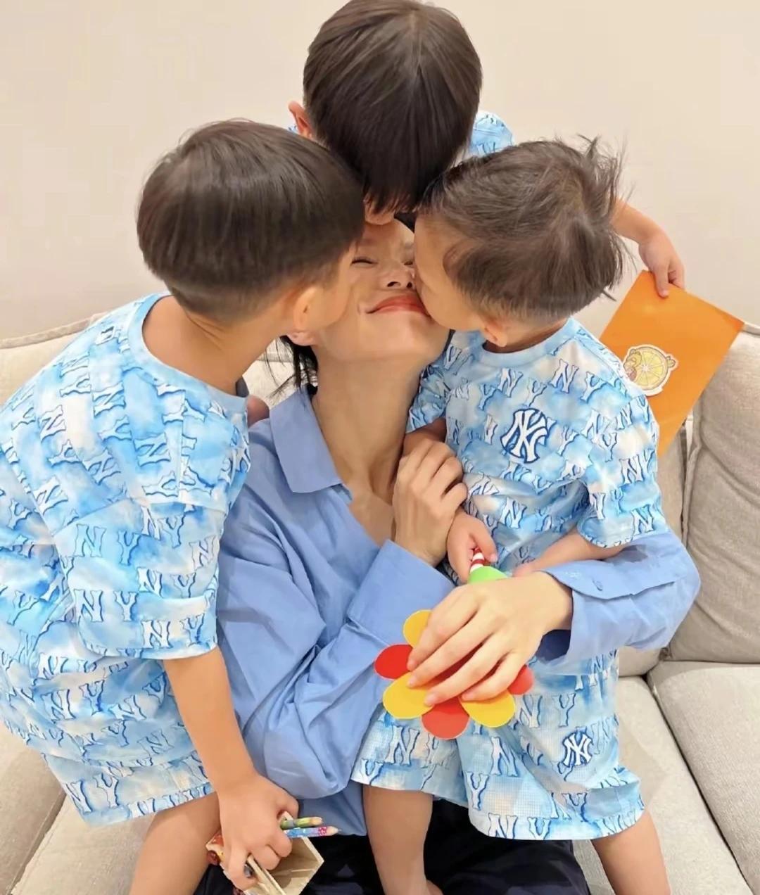 每每看到胡杏儿
与三个儿子的同框合影
心中就会生起一种莫名其妙的羡慕感
嗯，你们