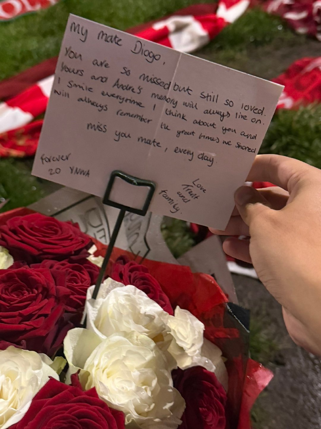 特伦特在安菲尔德球场若塔的纪念碑前留下了一封信：“我的朋友迪奥戈·若塔，我们非常