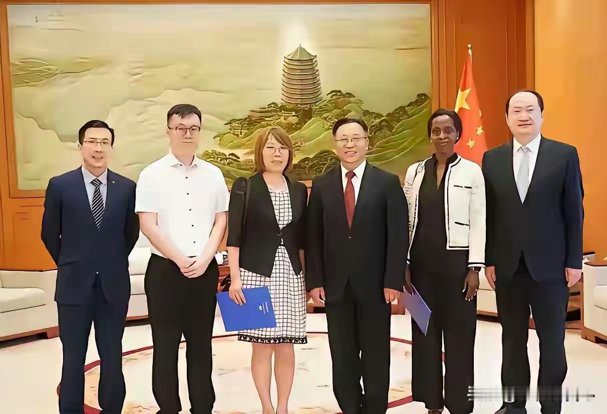 一场公开场合的硬核对峙引发全网热议！知名老师汤家凤当众直面质问前外交官李文，针对