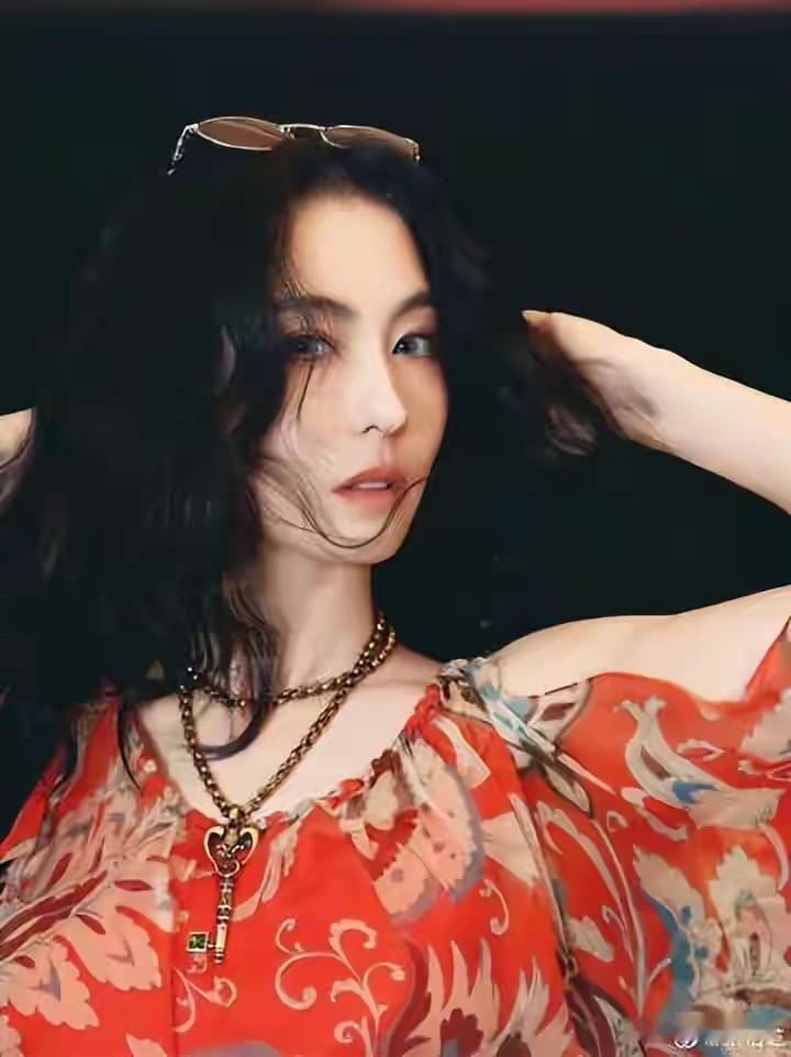 著名演员张柏芝活得通达，45岁就立下了遗嘱，超前处理身后事，着实让人费解。

据