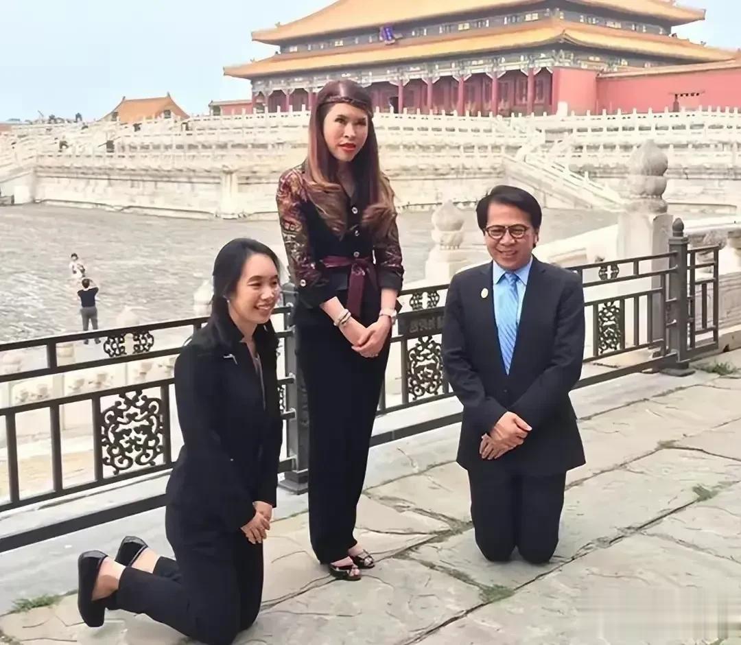 这是在搞什么仪式？在一个人的见证和主持下，两双脆弱的膝盖，跪在硬硬的石板上，面带