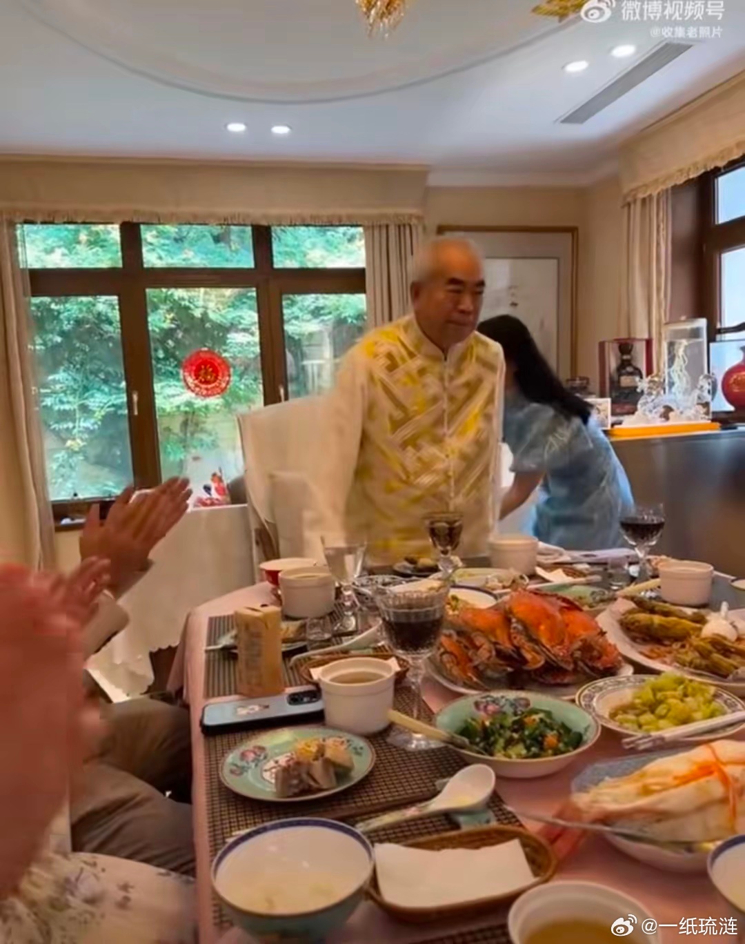 88岁的艺术大师范曾，在妻子徐萌的陪同下，于家中设宴款待友人。宴会上，范老兴致盎