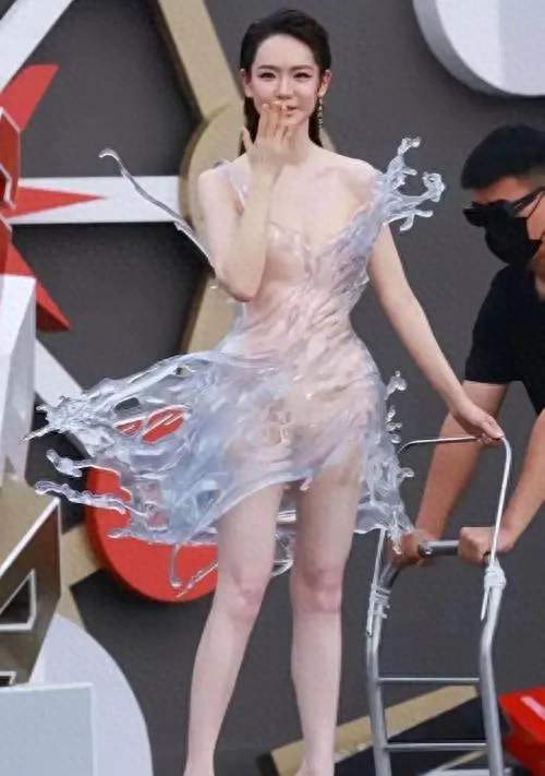 戚薇3D打印水花裙亮相武汉，网友：这和裸奔有什么区别