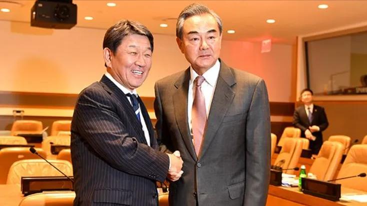 悻悻离场尽显局促，日本官员来华磋商，中方气场全面压制。

外交磋商的现场，往往藏