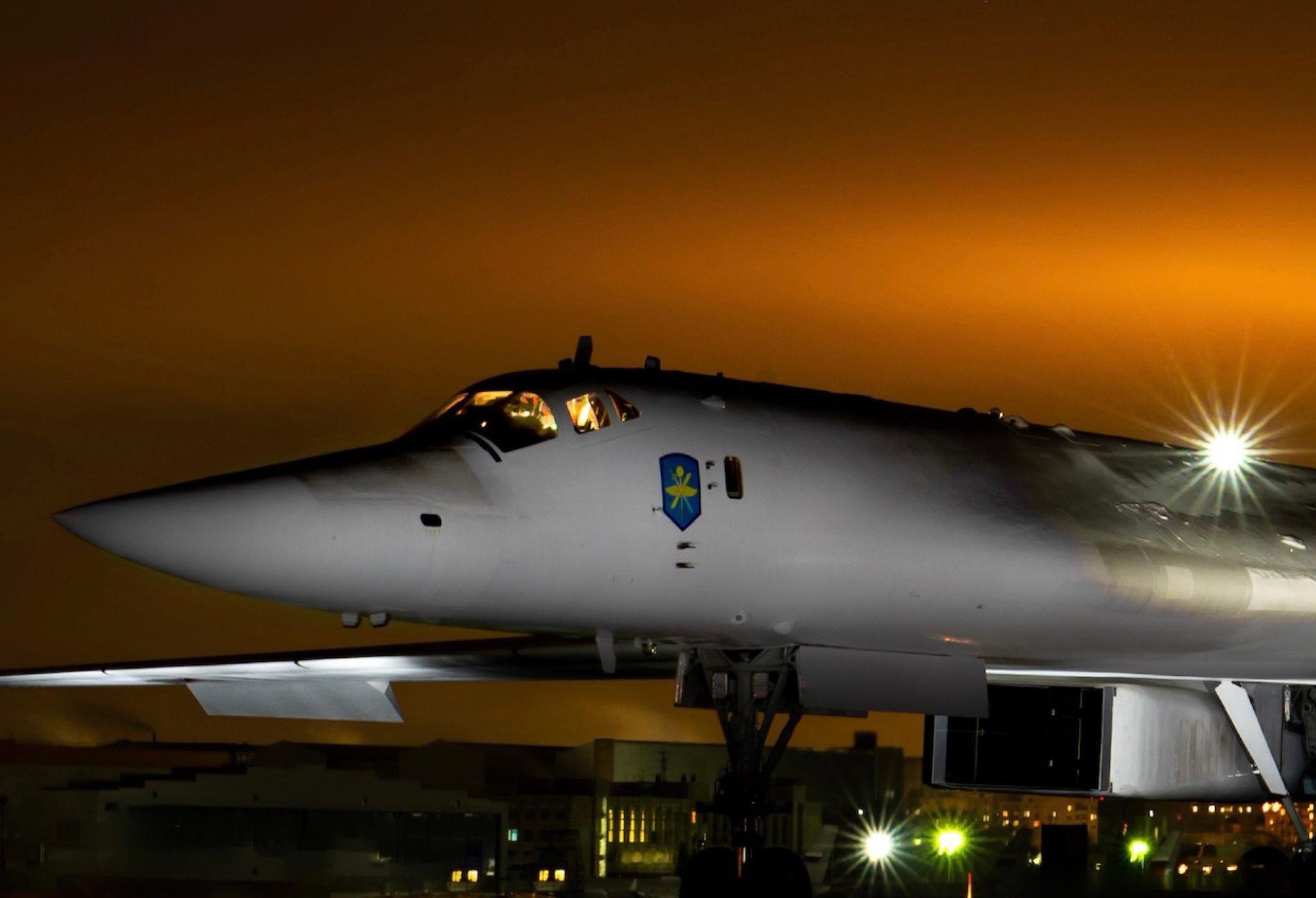 Tu-160M2夜景图，机背和机腹能看到加装的MAWS和DIRCM装置烽火问鼎计
