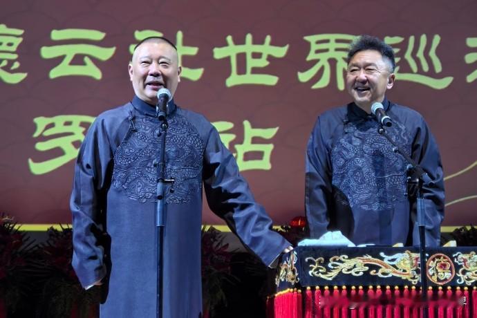 德云社郭德纲意大利罗马演出圆满结束！郭德纲、于谦登台后，全场掌声雷动，观众喊声不