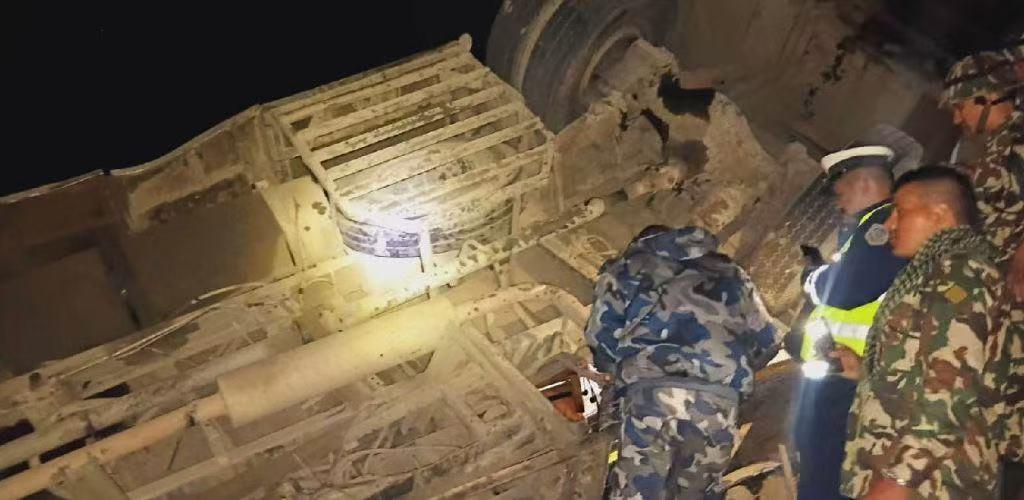 【#尼泊尔一巴士坠河致18人死亡#】#尼泊尔巴士坠河一中国公民失联# 当地时间2