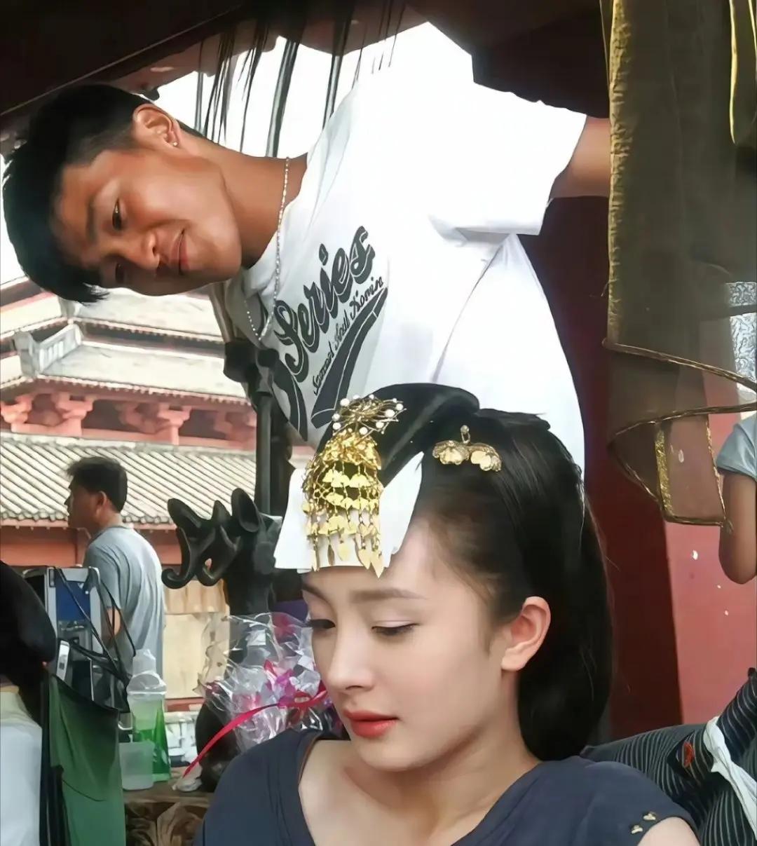 杨幂啊！幂幂太养眼了。太好看了。
一直红，一直红！
杨幂说：凭什么要让别人知道共