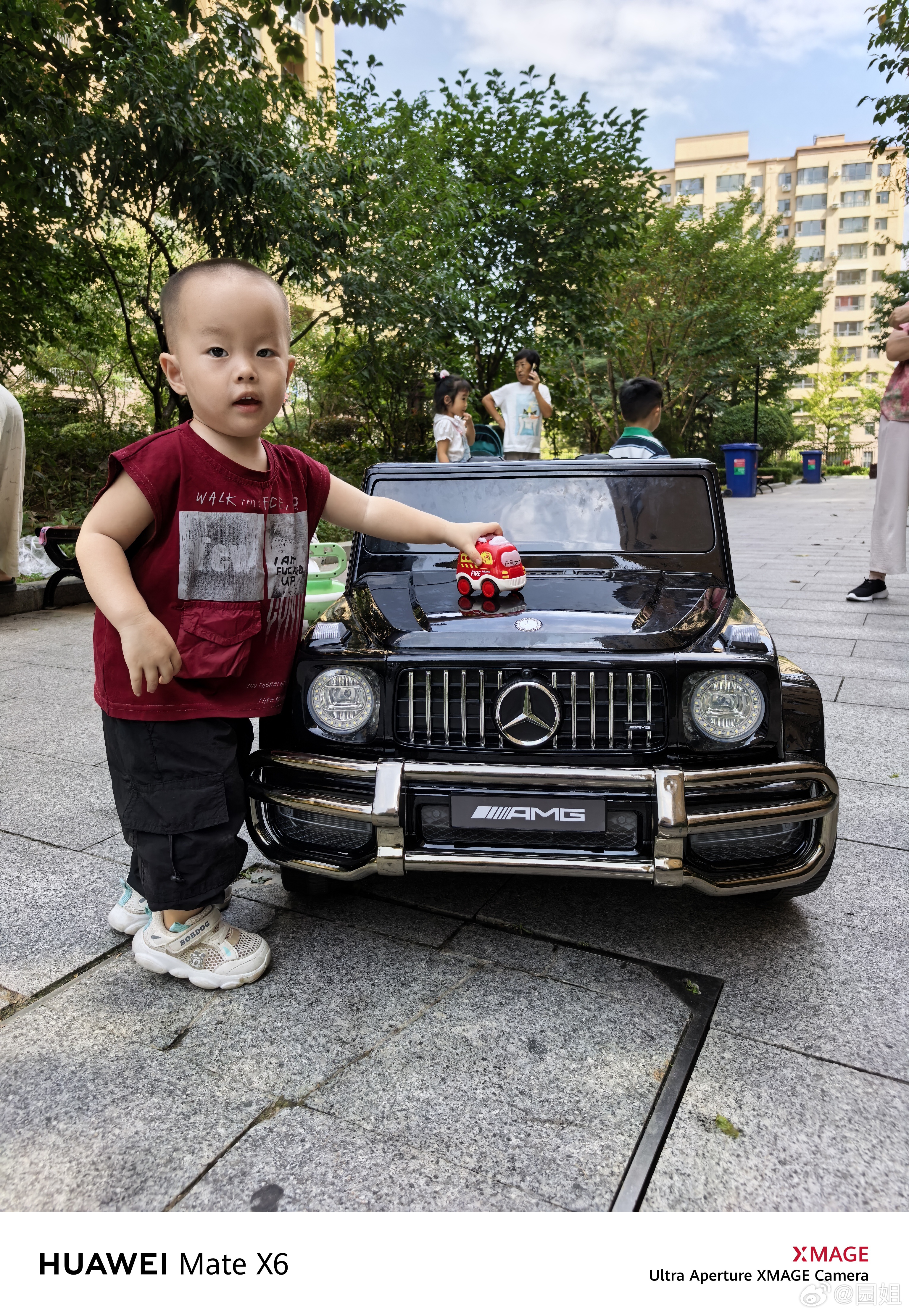小小年纪就开上了大G，还是纯电后驱敞篷版，纯黑车身全包围保险杠安全有保障，可以自