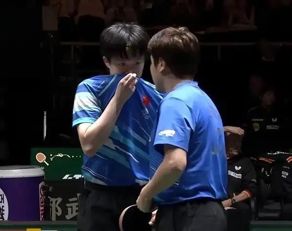 太令人动容又倍感心疼了！大胖头组合在逆境中奋起，第四盘男双2-1力挫德国劲敌，推