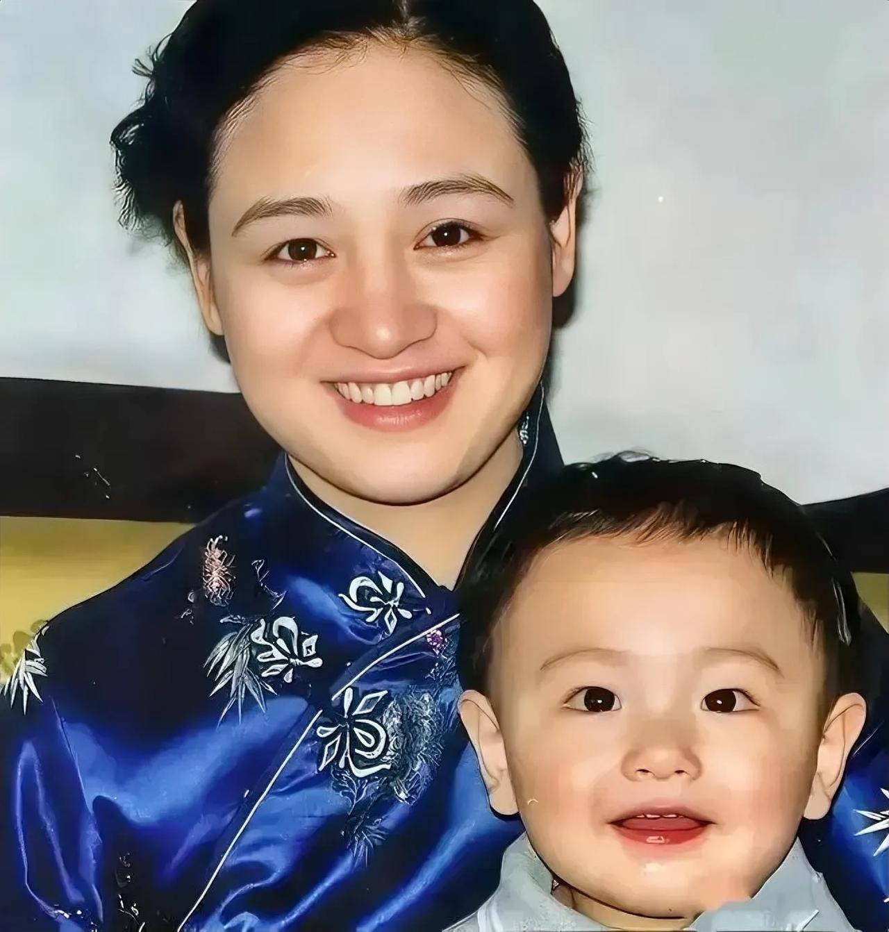 90年代，伍宇娟和儿子，一张罕见的留影，当时的她和巩俐并驾齐驱，被媒体誉为中国电