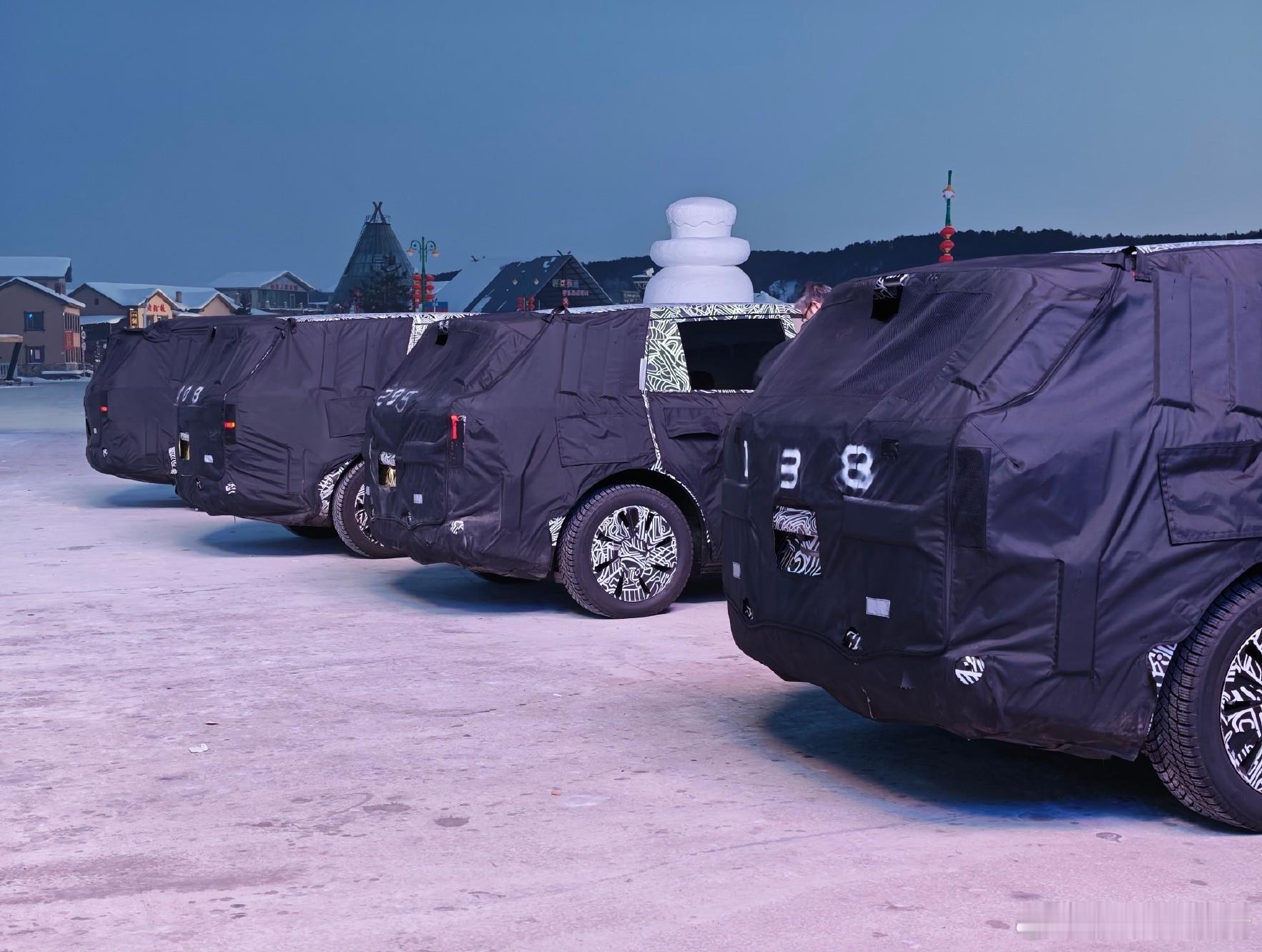 小米大型增程SUV实车首次官曝2月2日，小米造车顾问胡峥楠首次通过微博发布四辆大