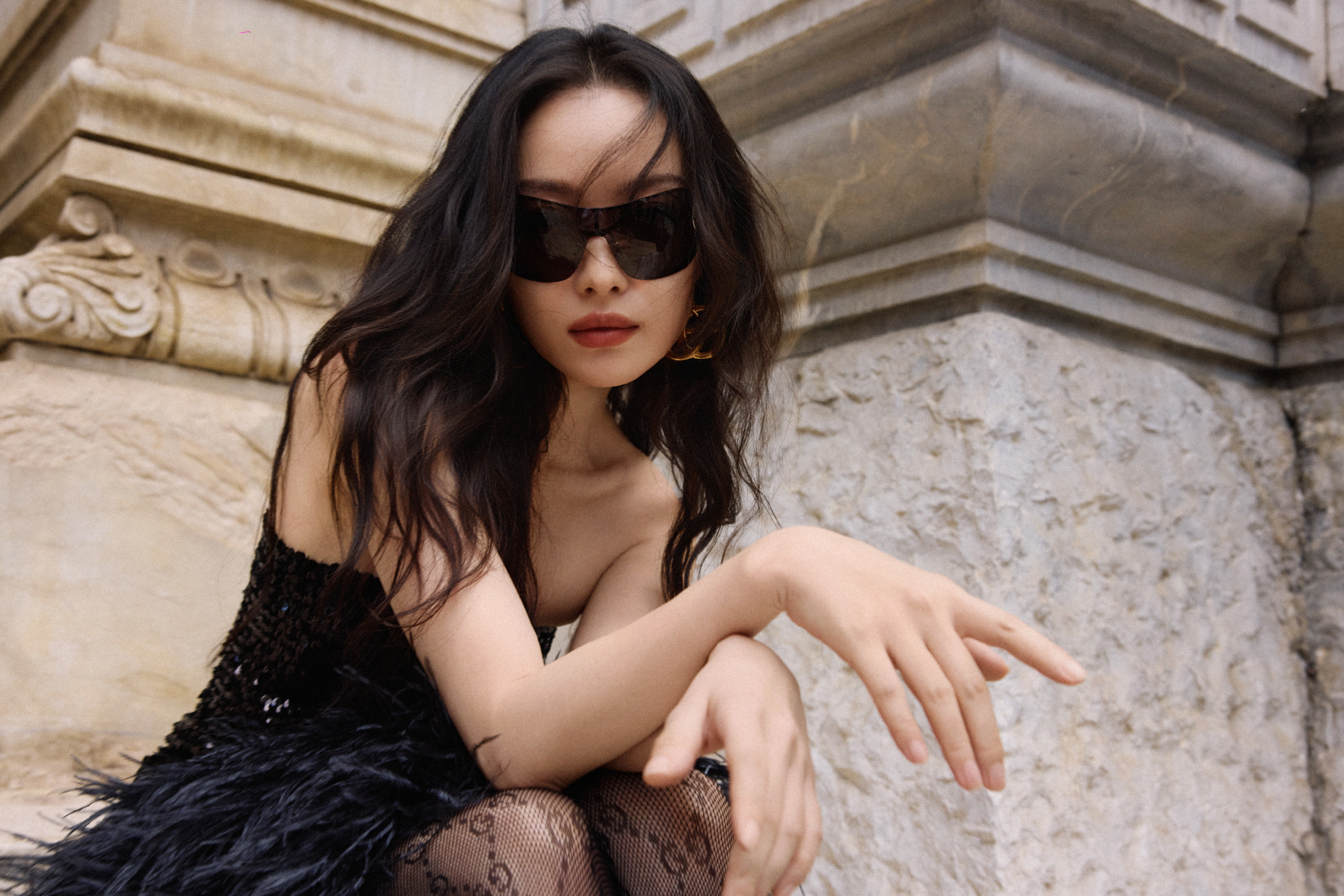 追GUCCI春夏秀场像拆惊喜盲盒！早年复古织锦、中期未来感廓形，再到近年玩转出的