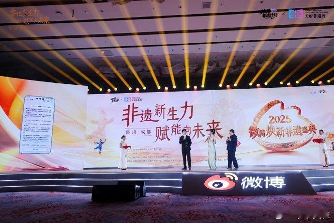 非遗市集艺探究竟每次逛市集都很惊喜，就是有东西有点看不懂。这次和小艺组队逛非遗，