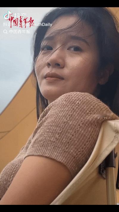 “泪目了！”河北衡水，一妈妈大热天他没有去上班，也没有待在家里吹空调，而是带着1