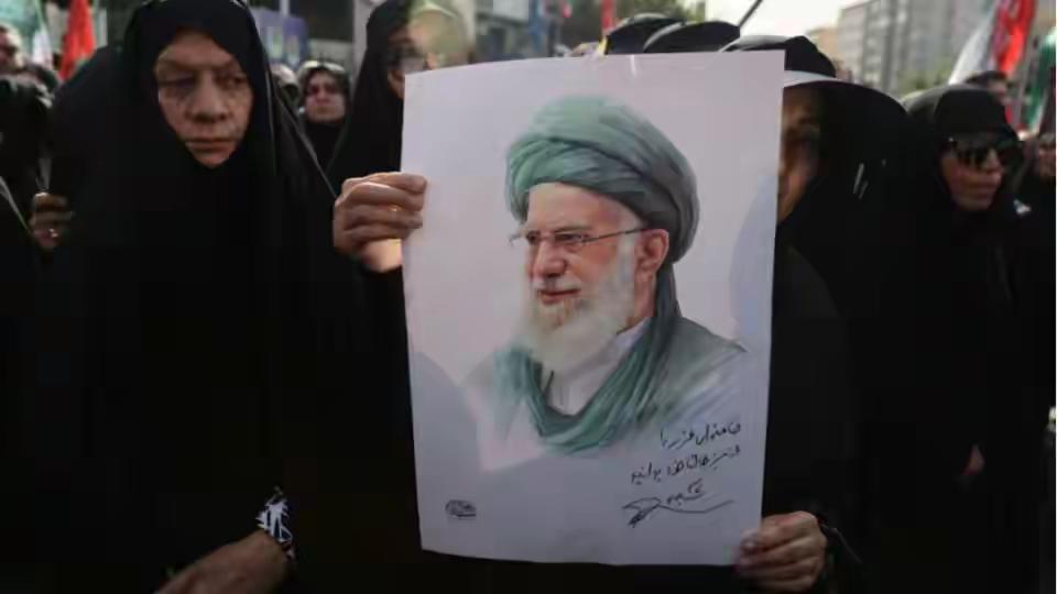 身穿草绿色服装的哈梅内伊看起来有朝气多了，不过这只是他的画像而已。现实中的他经常