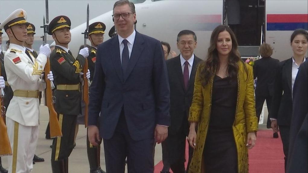 塞尔维亚内忧外患，总统武契奇紧急访华！中国毫不犹豫，准备30份大礼！塞尔维亚会不