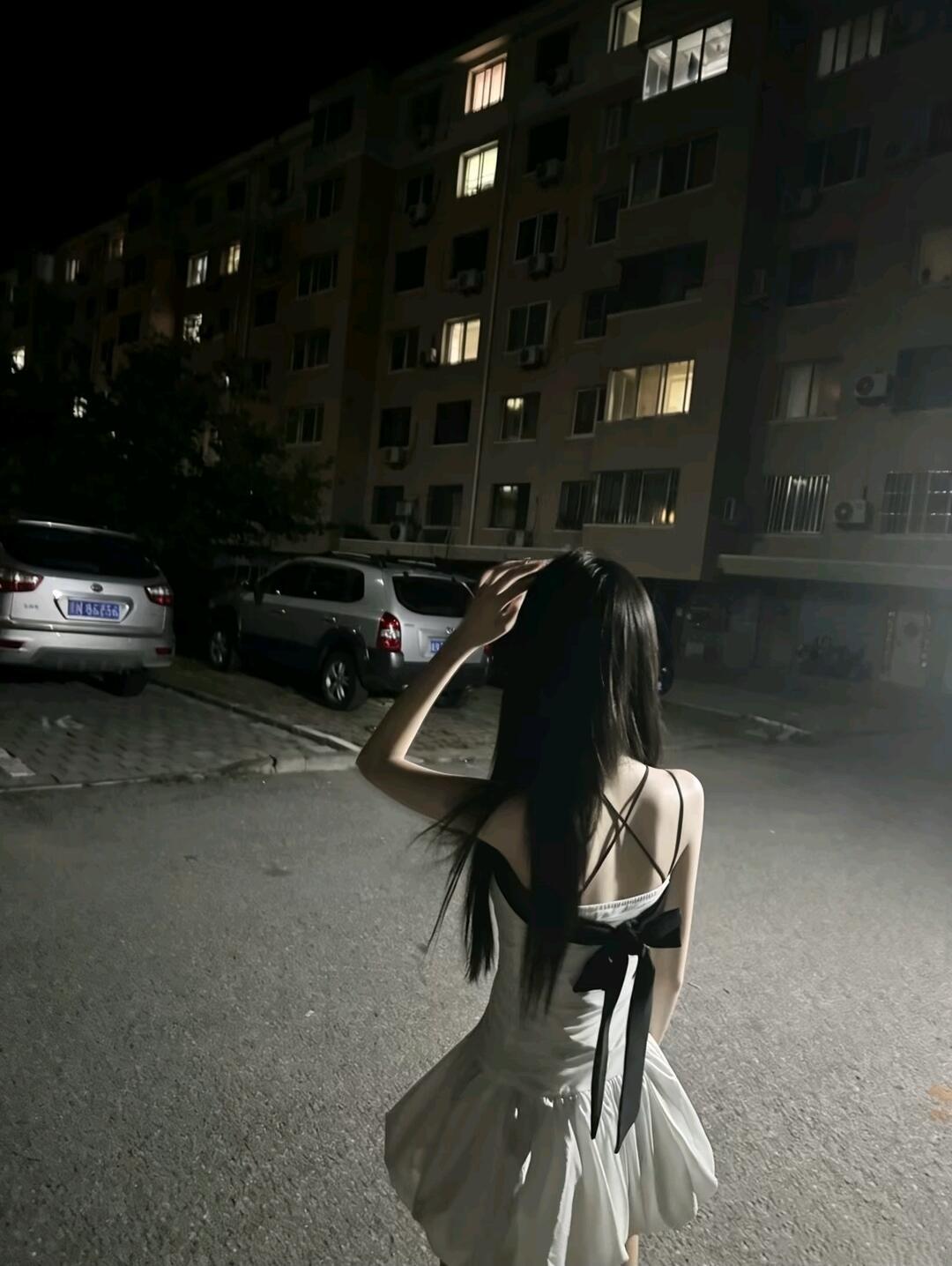 男人一花心，
口袋就变轻。
女人一花心，

名声就变重。

男人在外头胡来，
钱