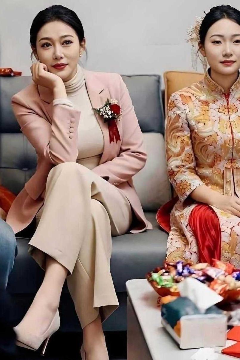 婚礼现场，感觉丈母娘比新娘还漂亮
风头估计都被丈母娘抢了！