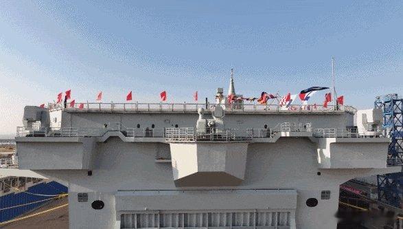 四川舰  谜底揭晓，076两栖攻击舰被命名为“四川舰”。江苏，浙江，广东三省兄弟