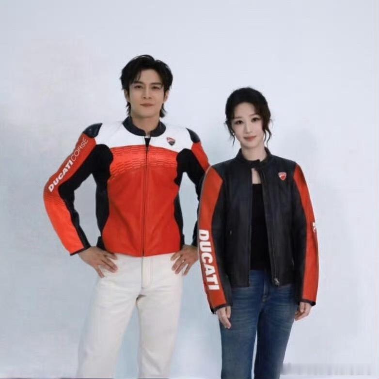 杨紫韩东君机车服造型杨紫韩东君机车造型 杨紫韩东君拍了落地签，还是机车造型，太飒