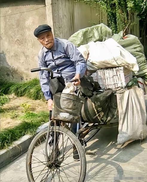 [啤酒]1974年，被劳教24年的抗战英雄吴其轺重获自由。靠蹬三轮车，他一天能赚