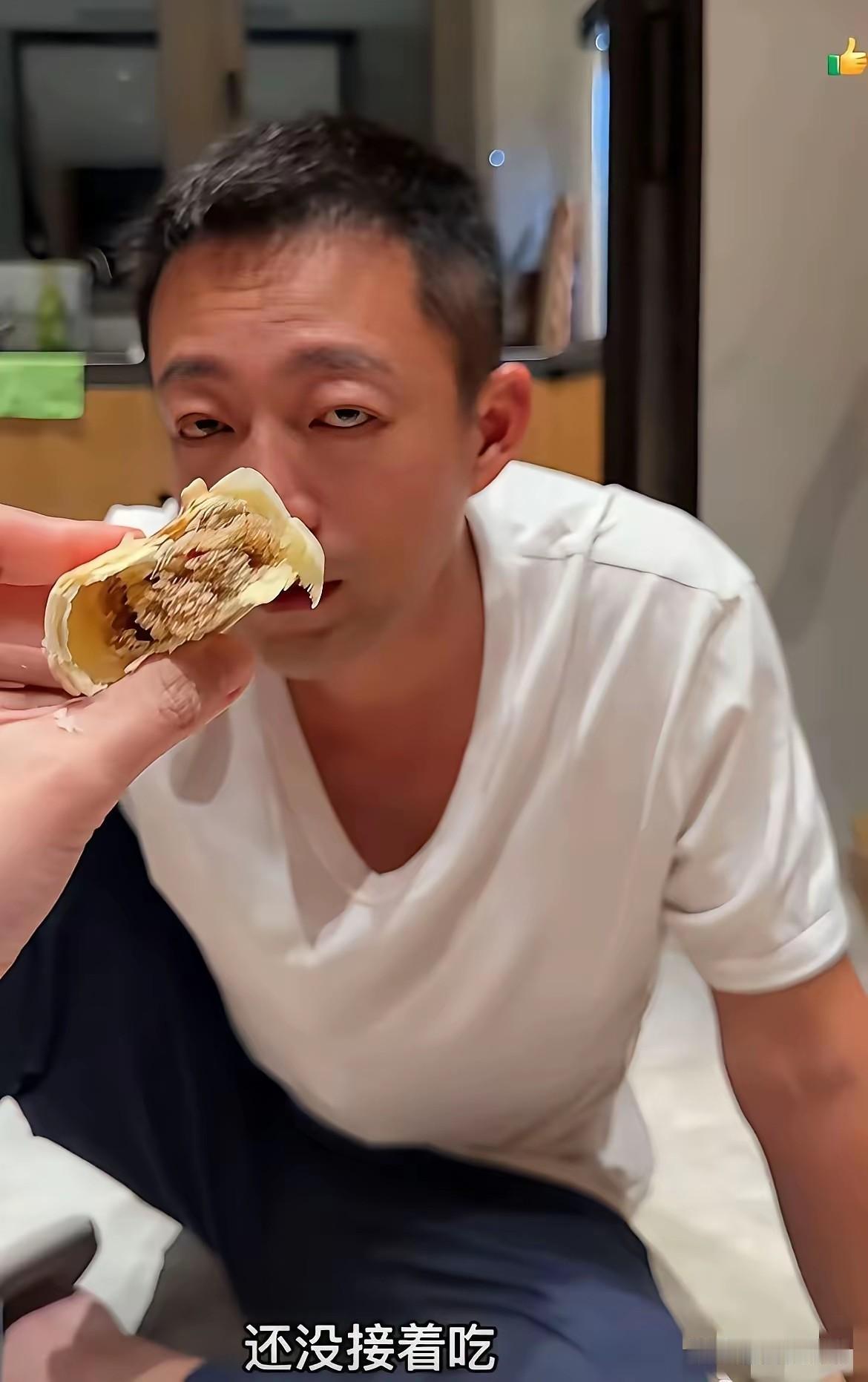 有人说
汪公子被马太太当试验品了

汪公子发了拆箱月饼的视频
大家的关注点不是月