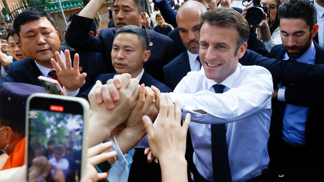 马克龙来中国，
网上都是中国人热情似火的场面，
有朋自远方来，不亦乐乎！
刻在骨