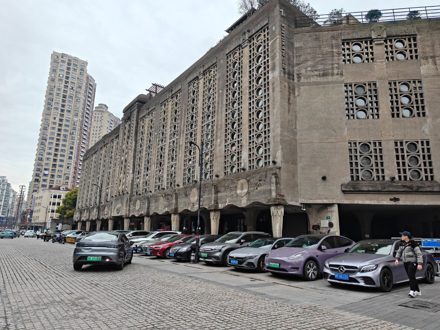 理想这个超充站选址有点好啊，就在1933老厂房的边上。停车还免费，把车停了电充了