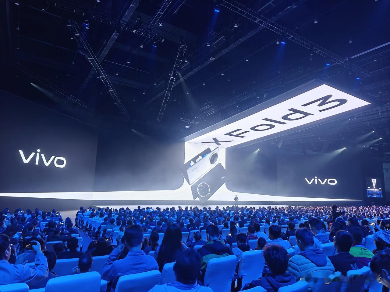超轻薄的重量级折叠旗舰vivo X Fold3来了！
219克重量，甚至轻过直板