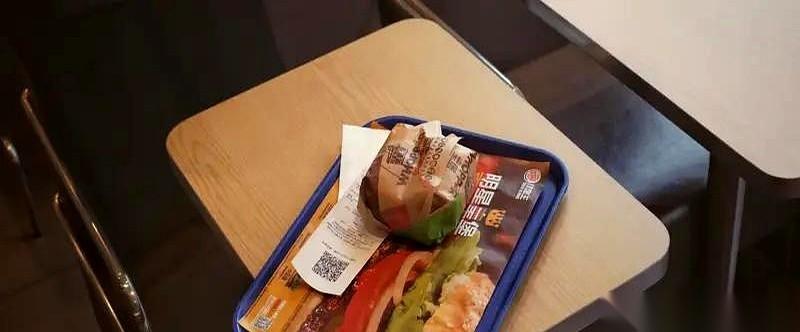 “咔嚓。”
在混合着泡面味、脚汗味和劣质香水味的拥挤车厢里，这一声脆响，简直就是