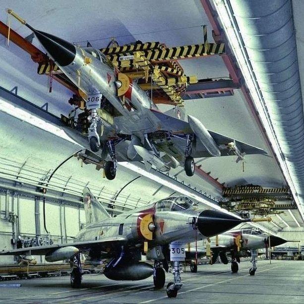 瑞士迈林根空军基地的地下机库。 每天认识一件兵器 烽火问鼎计划 ​​​