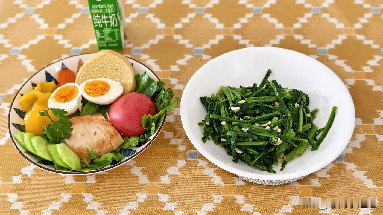 今天早餐炒的蒜蓉油麦菜。
煎鸡胸肉，煮鸡蛋，各种五颜六色的蔬菜。

昨天晚餐一个