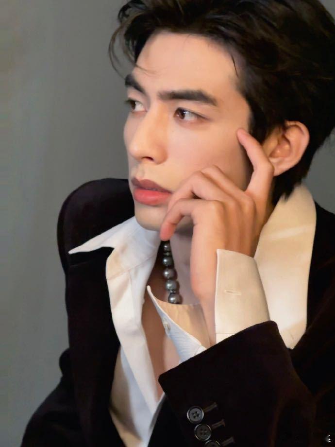 宋威龙浓颜帅哥宋威龙，颜值条件得天独厚，清晰流畅的轮廓上镜十分出彩。在表演上他持