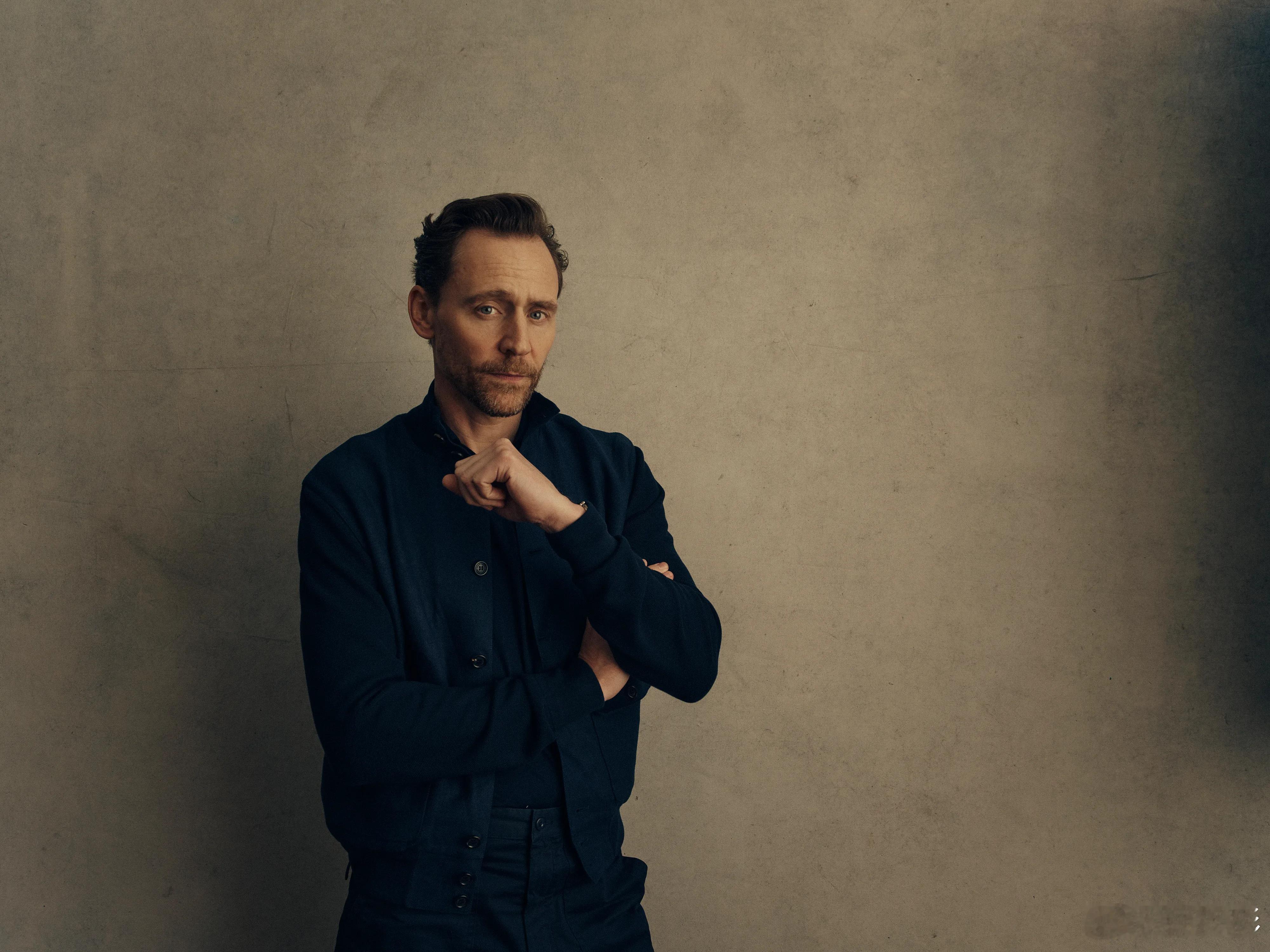 “抖森”Tom Hiddleston携《夜班经理》第二季剧组性感帅气亮相Dead
