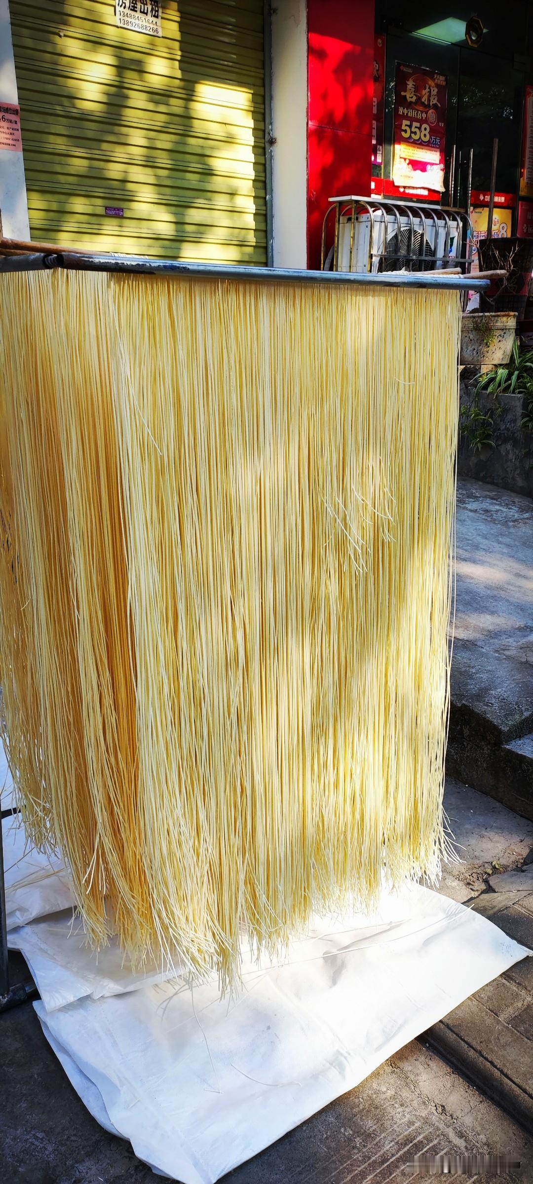 冬日生活随拍暖阳下，挂面散发着麦香，不似馒头面条那种熟食，也不似谷物那般原生态，