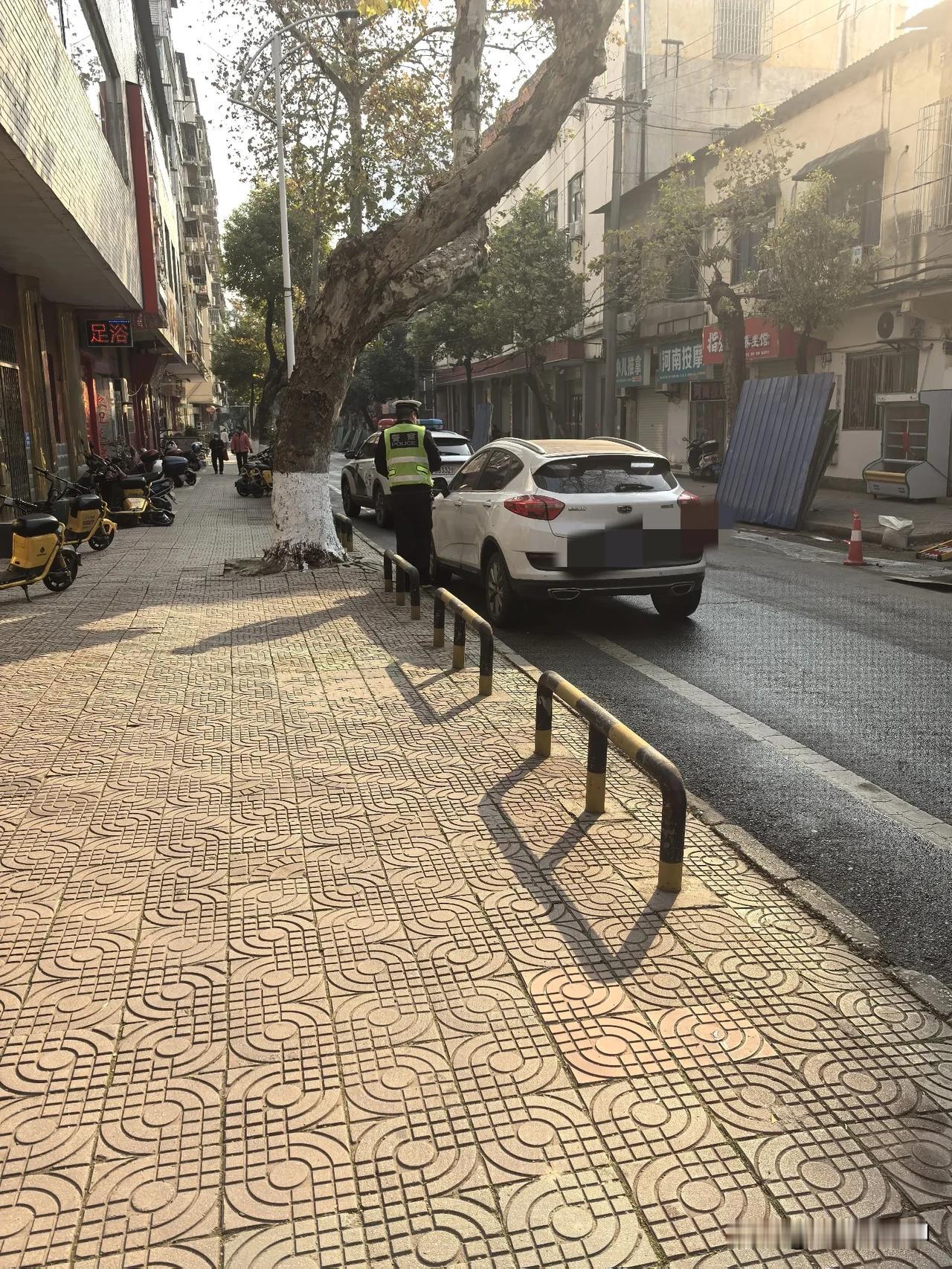这个司机两分钟前停下来去买两斤面条，交警叔叔又出来为车主们服务了，为人民服务他们