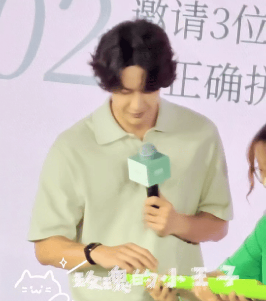 被ibo催也是很有耐心的继续配合找给她们然后一脸温柔的看着她们玩游戏我的心软成一