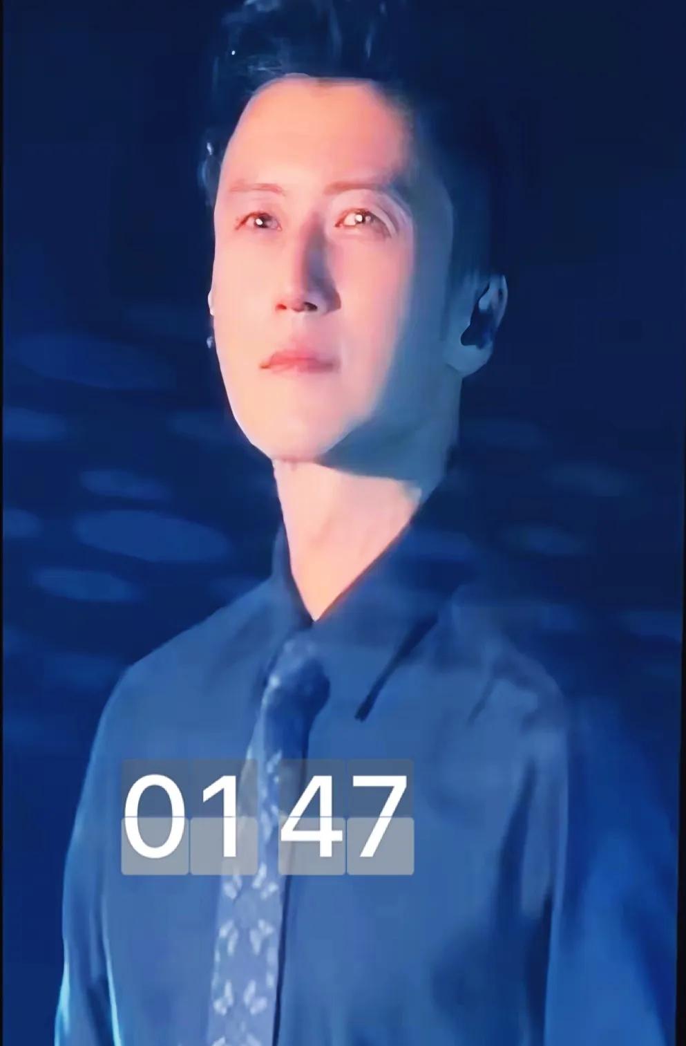 果然，谢霆锋还是在演唱会上哭了，不是因为亲爹刚走，而是因为全场粉丝们很多都穿上了