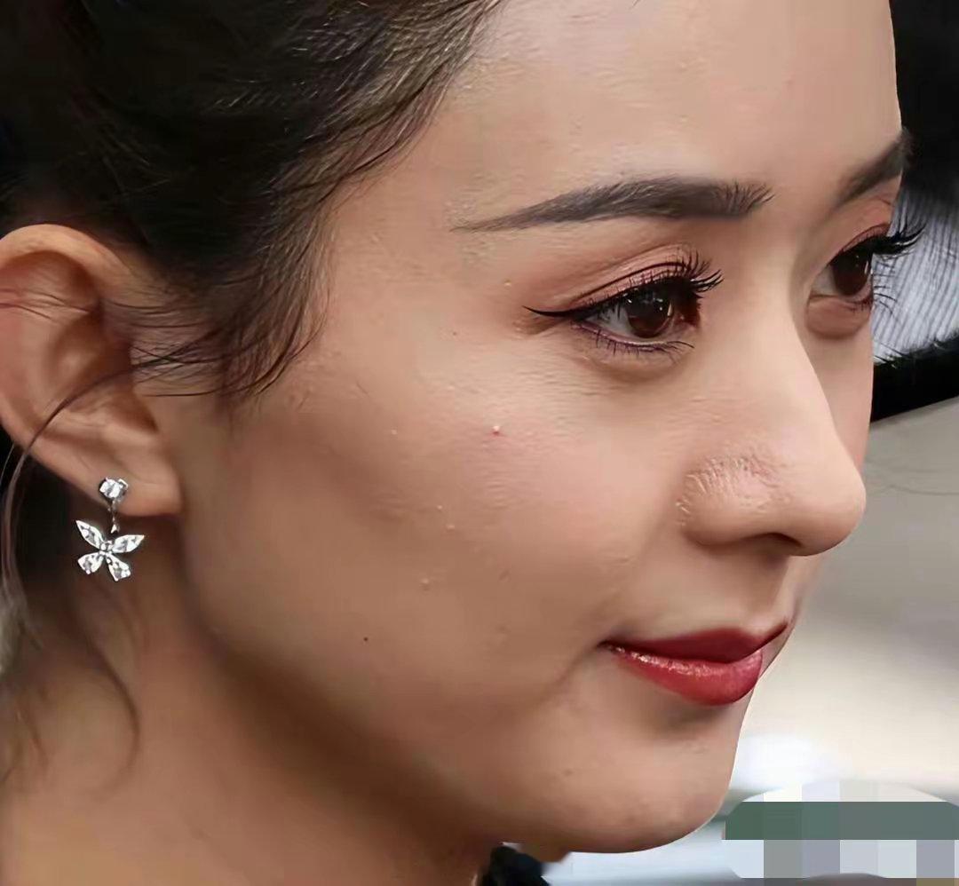 一直以为女明星应该用的都是优质粉底，没想到也会卡成这样…… ​​​