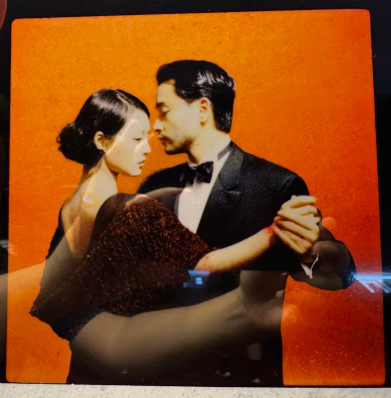 周迅与张国荣 起舞“《风月》（1996年）：由陈凯歌执导的电影，是张国荣与周迅演