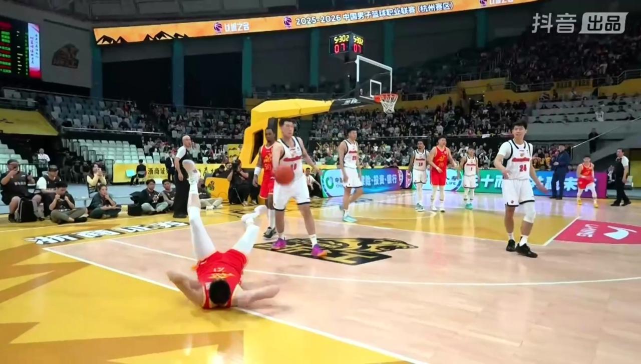 广东东阳光险些翻船，最后一节一度领先18分，但还是被浙江广厦追到个位数分差，还好